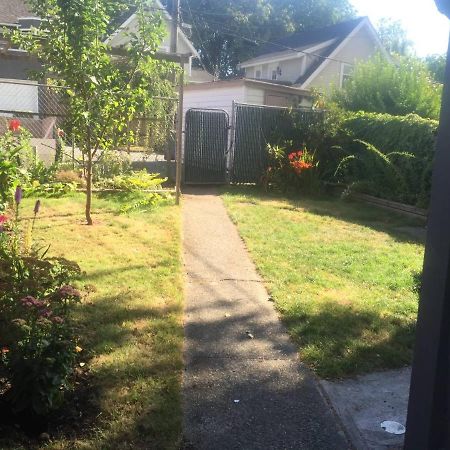 Quiet-Comfy 3 Bedroom Home On A Tree Lined Street In Kits Vancouver Bagian luar foto
