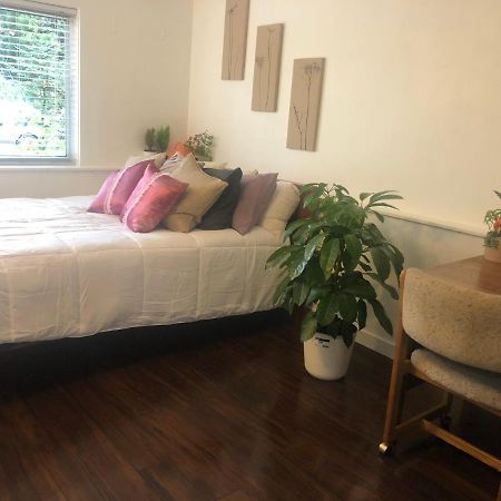 Quiet-Comfy 3 Bedroom Home On A Tree Lined Street In Kits Vancouver Bagian luar foto