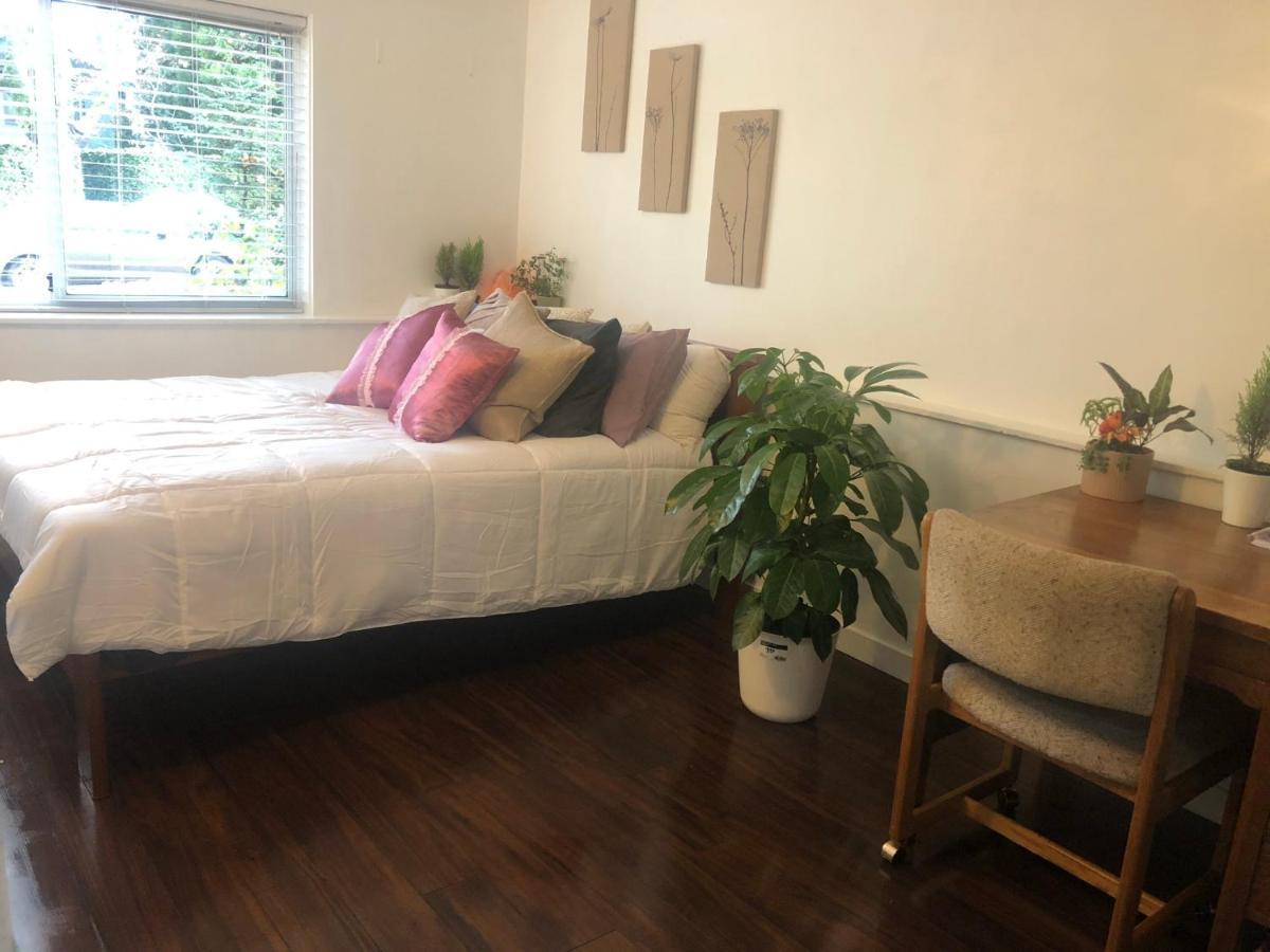 Quiet-Comfy 3 Bedroom Home On A Tree Lined Street In Kits Vancouver Bagian luar foto