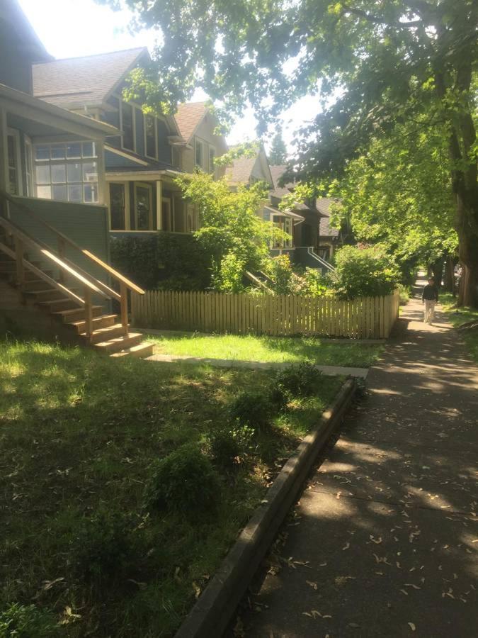Quiet-Comfy 3 Bedroom Home On A Tree Lined Street In Kits Vancouver Bagian luar foto