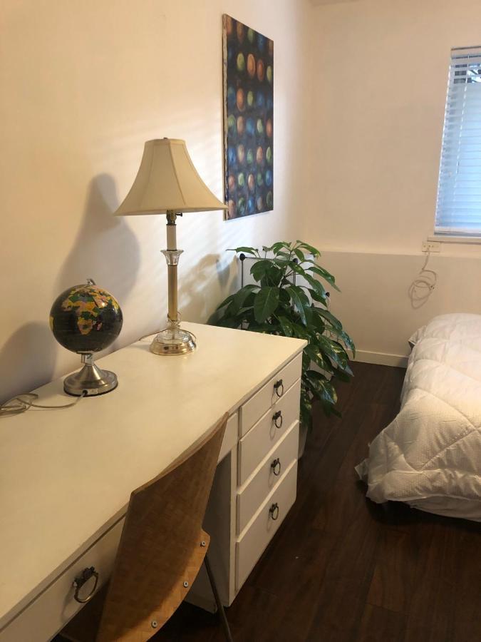 Quiet-Comfy 3 Bedroom Home On A Tree Lined Street In Kits Vancouver Bagian luar foto