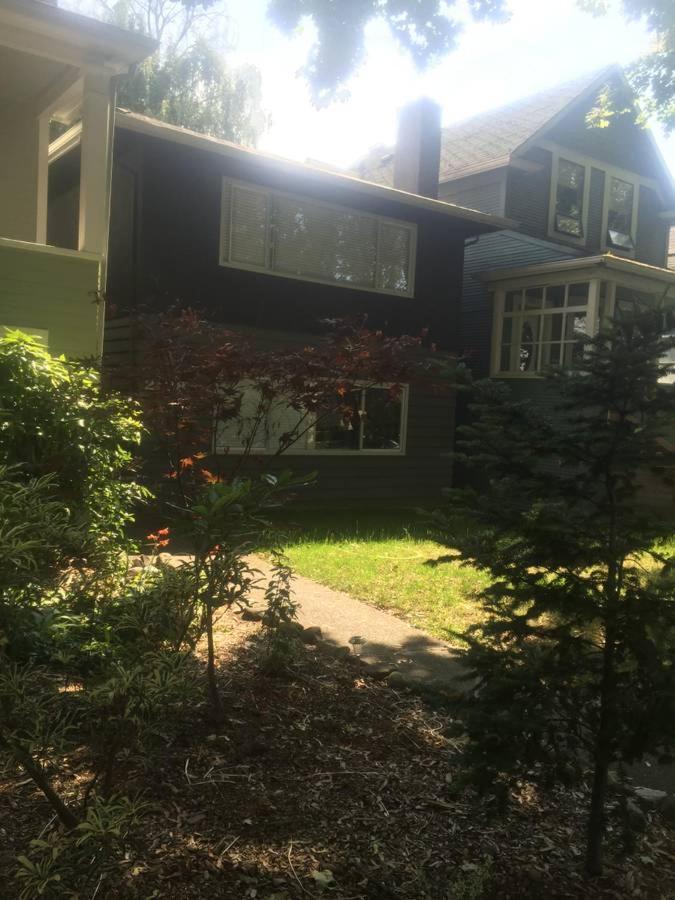 Quiet-Comfy 3 Bedroom Home On A Tree Lined Street In Kits Vancouver Bagian luar foto